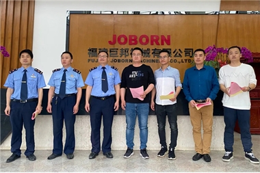 Huang Binhui, director of the market supervision and management office of Shuitou Town, Nan'an City,Huang Binhui, director de la oficina de administración y supervisión del mercado de la ciudad de Shuitou, ciudad de Nan'an, y su grupo visitaron Joborn Machinery para investigar e investigar