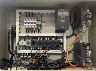 Uso de componentes eléctricos de marcas famosas nacionales e importadas
